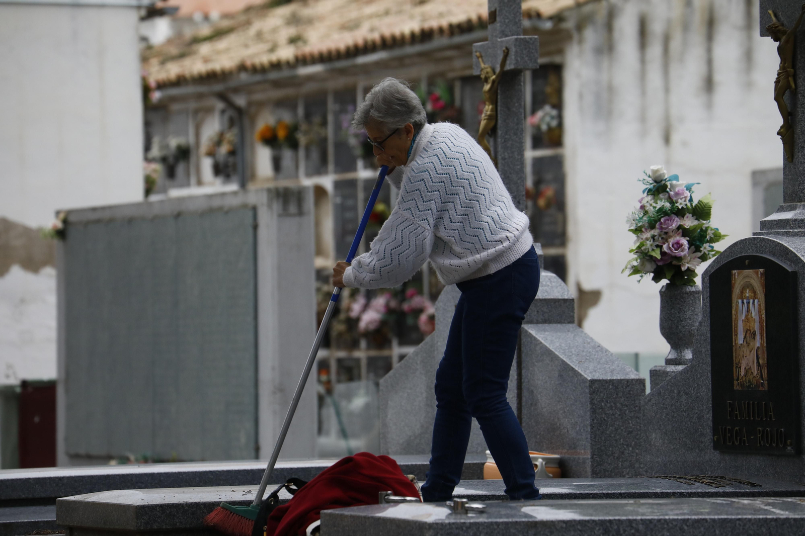 Las imágenes de los preparativos de los cementerios de Córdoba por el día de Todos los Santos