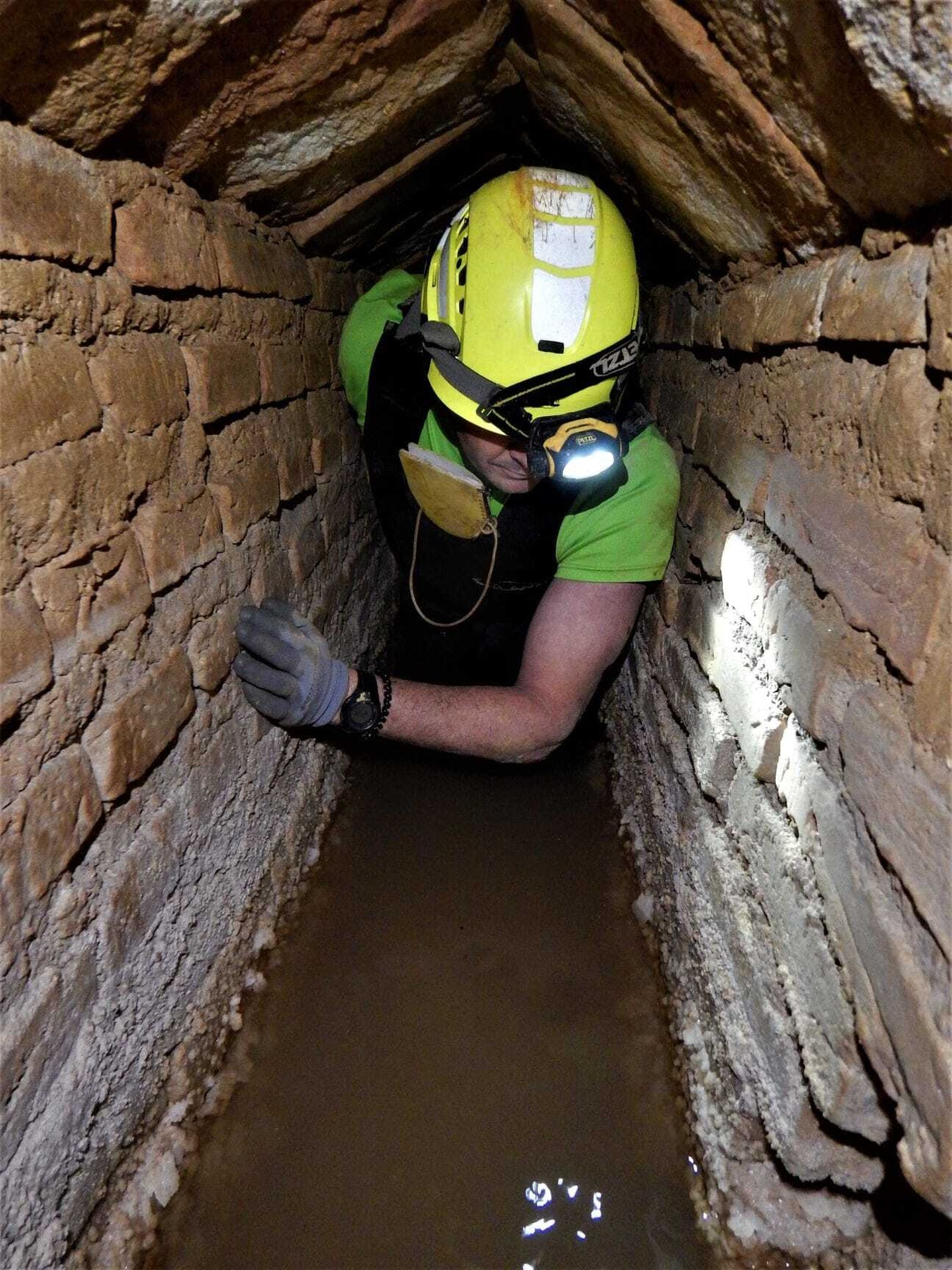 Uno de los miembros de la Asociación Andaluza de Exploraciones Subterráneas recorriendo uno de los tramos.