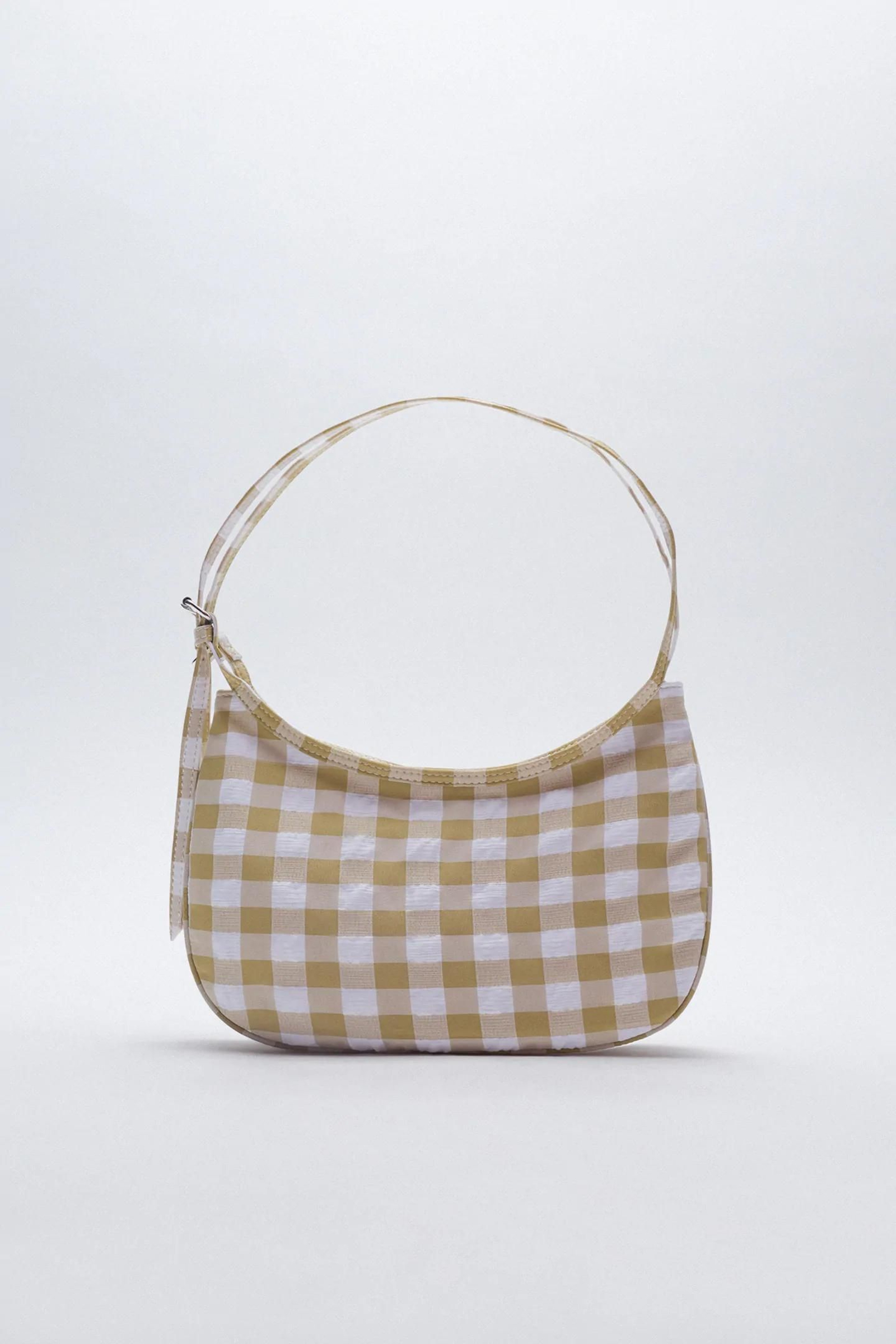 Bolso al hombro en cuadros vichy de Zara.