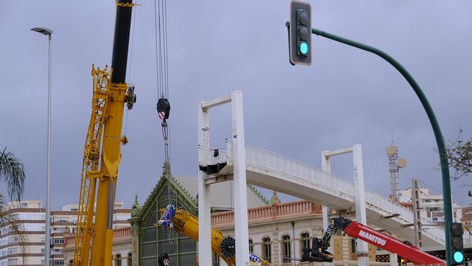 Las imágenes de la pasarela de Renfe que pasa a mejor vida, en Almería