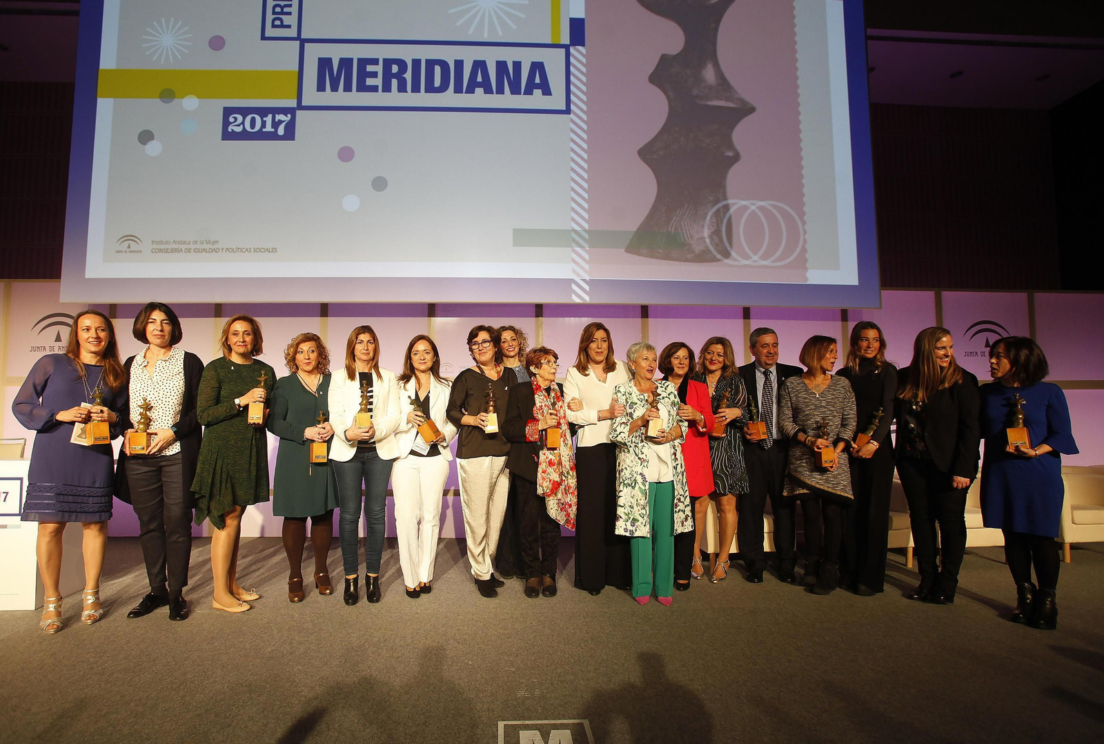 Foto de familia de los galardonados con los premios Meridiana 2017, ayer en Sevilla.