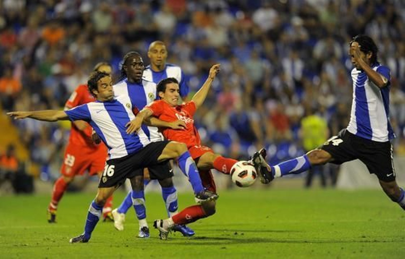El Sevilla prolonga su mala racha al caer en Alicante ante el Hércules. / AFP