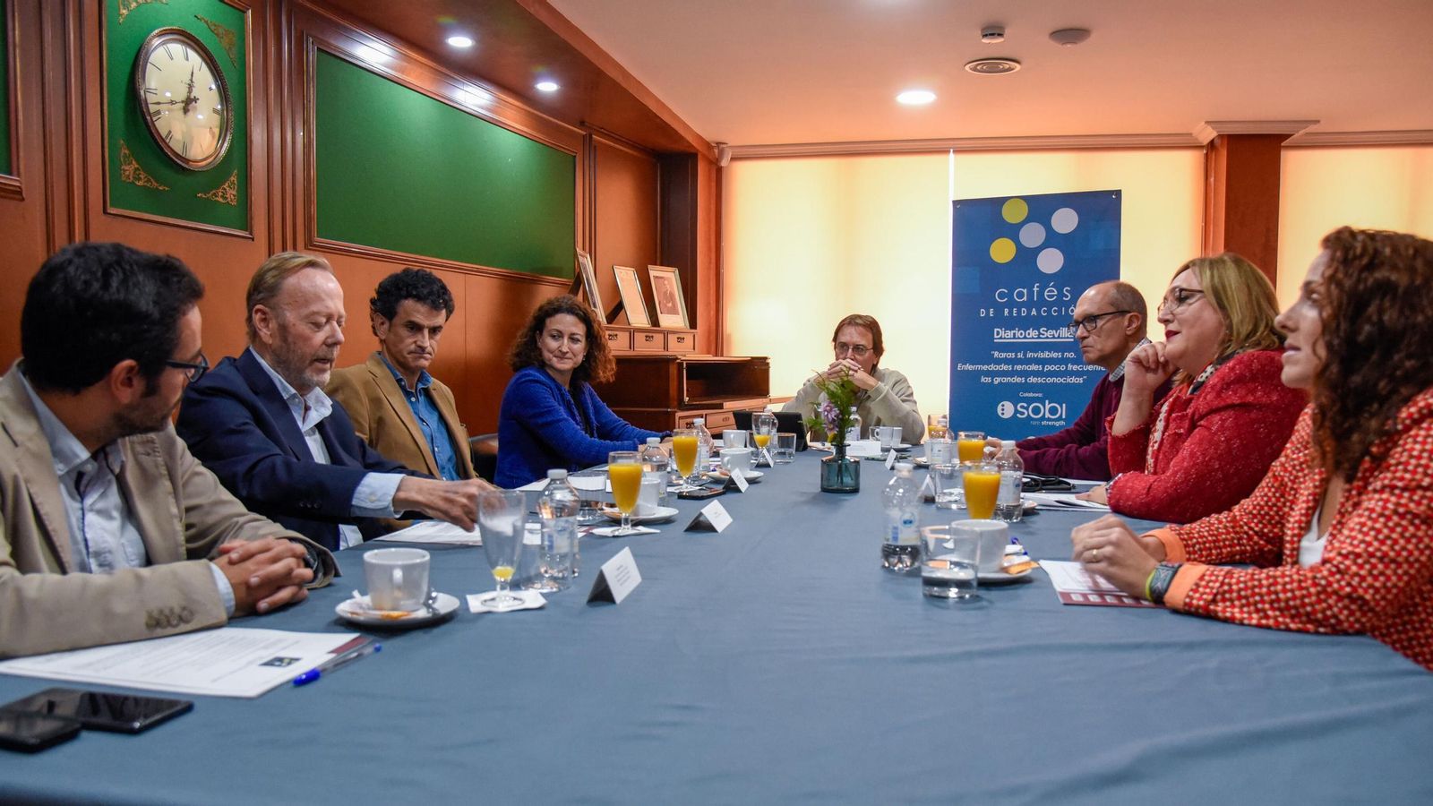 Los particpantes del encuentro durante una de las intervenciones de Pablo Beca, de Alcer Giralda.