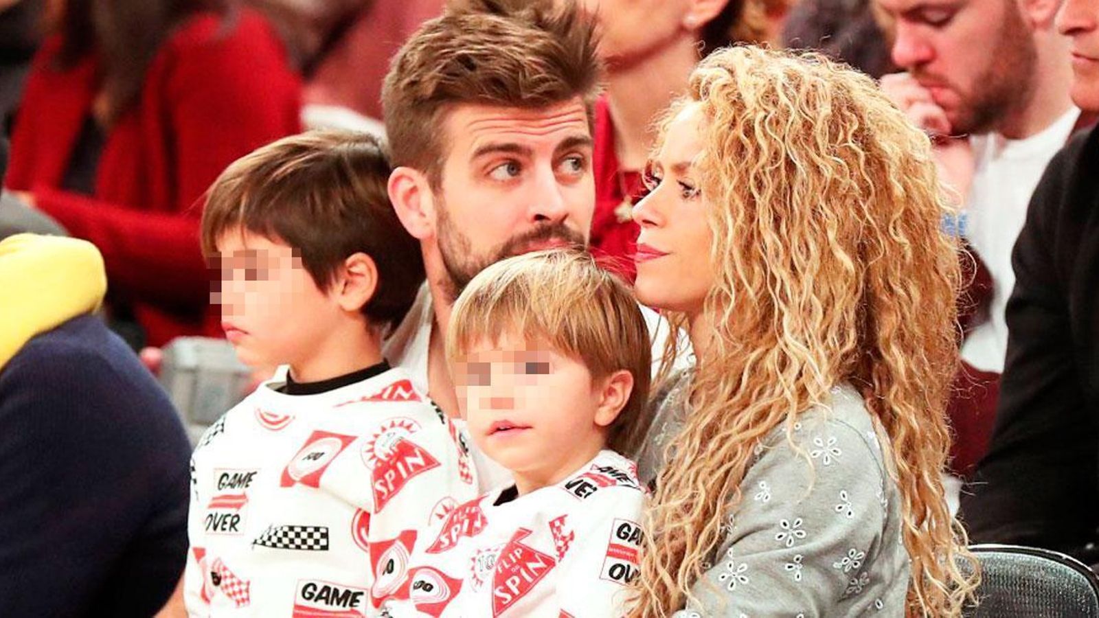 Shakira y Piqué con sus dos hijos, en un partido en Estados Unidos.