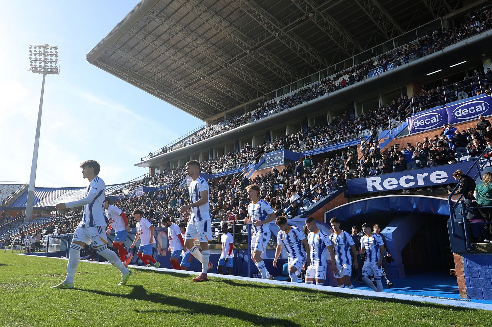 Los jugadores saltan al campo el pasado domingo.