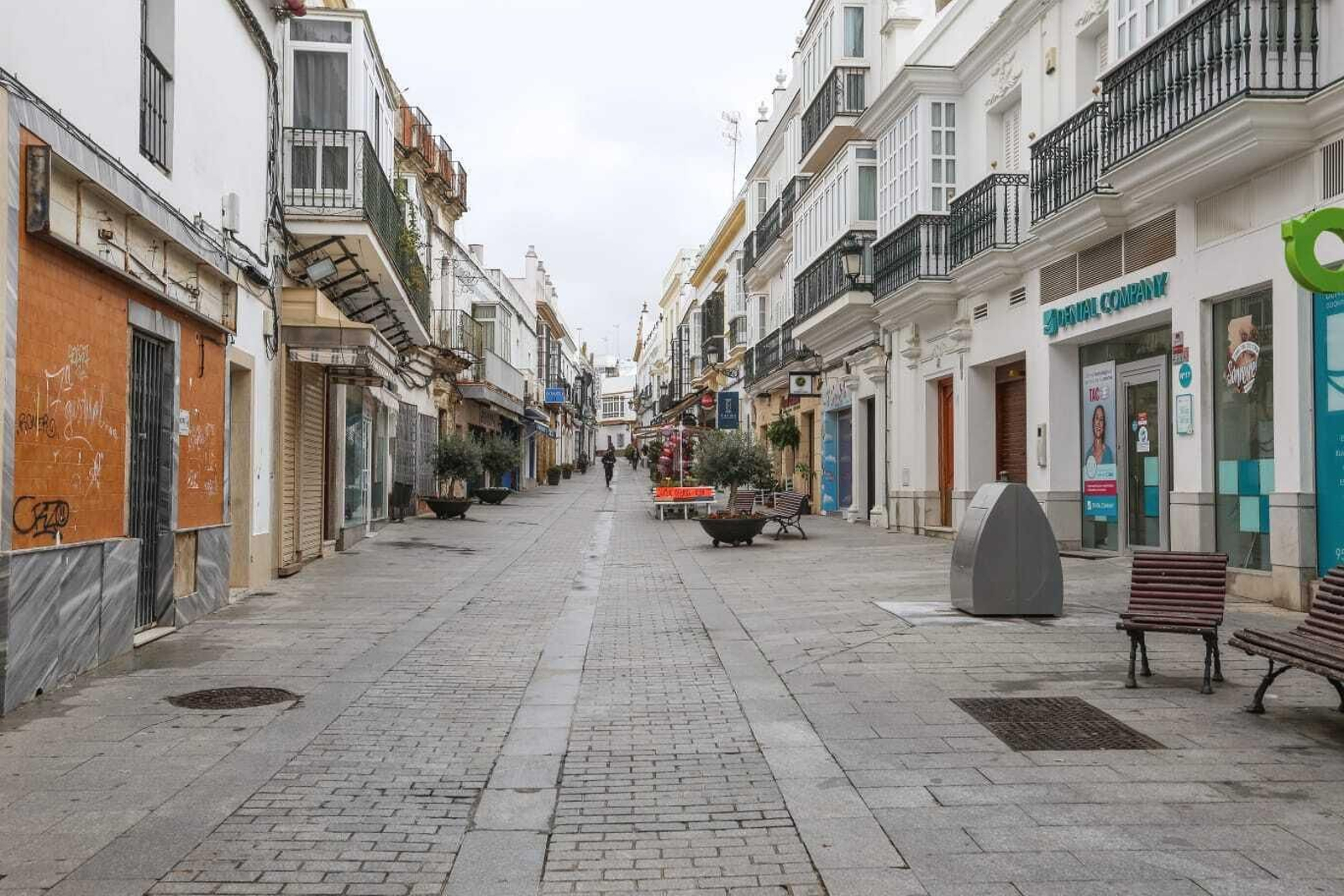 Imágenes de Chiclana durante la primera jornada del cierre de actividades
