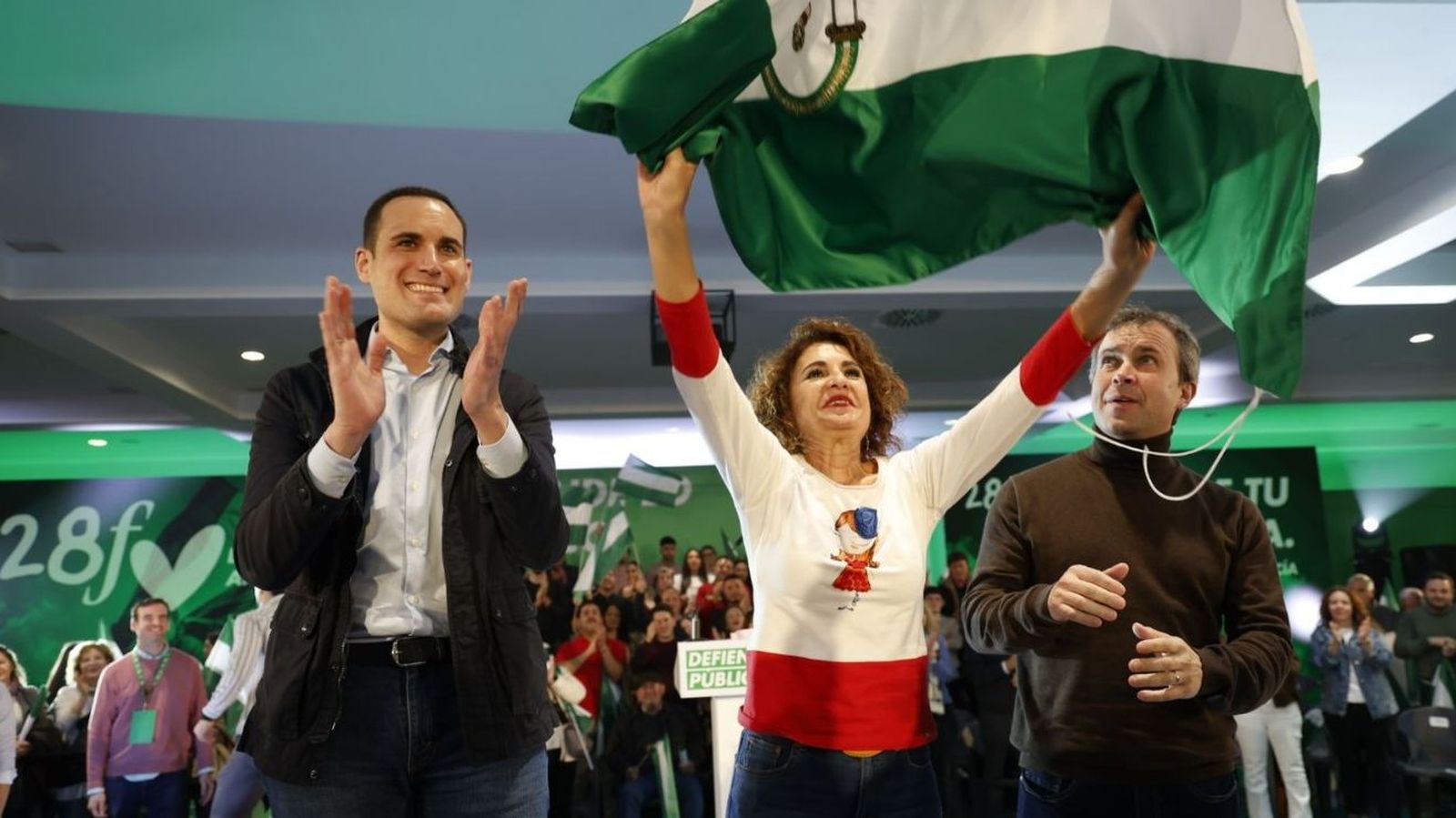 María Jesús Montero ondea la bandera de Andalucía durante el acto desarrollado en Jaén.