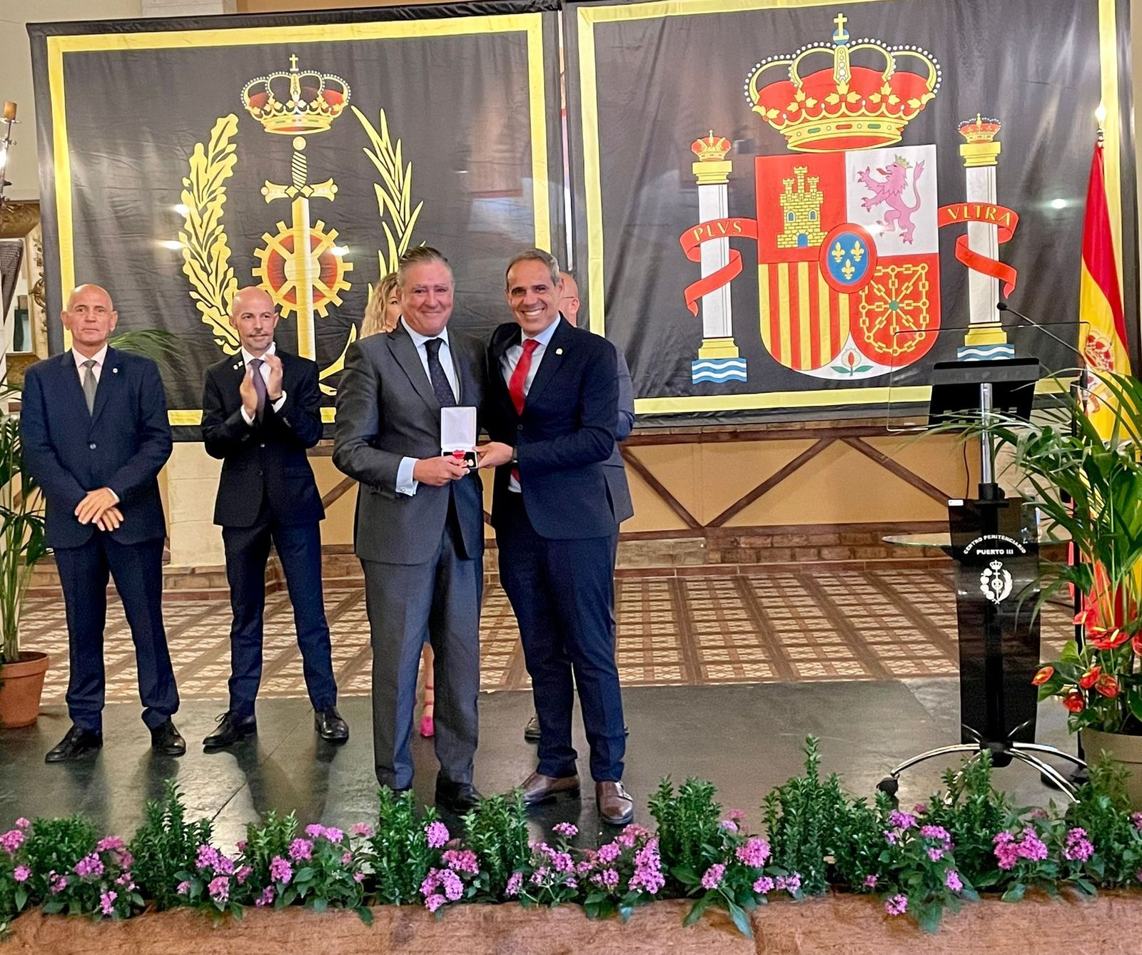 José Pacheco, con Manuel Estrella durante la entrega del reconocimiento.