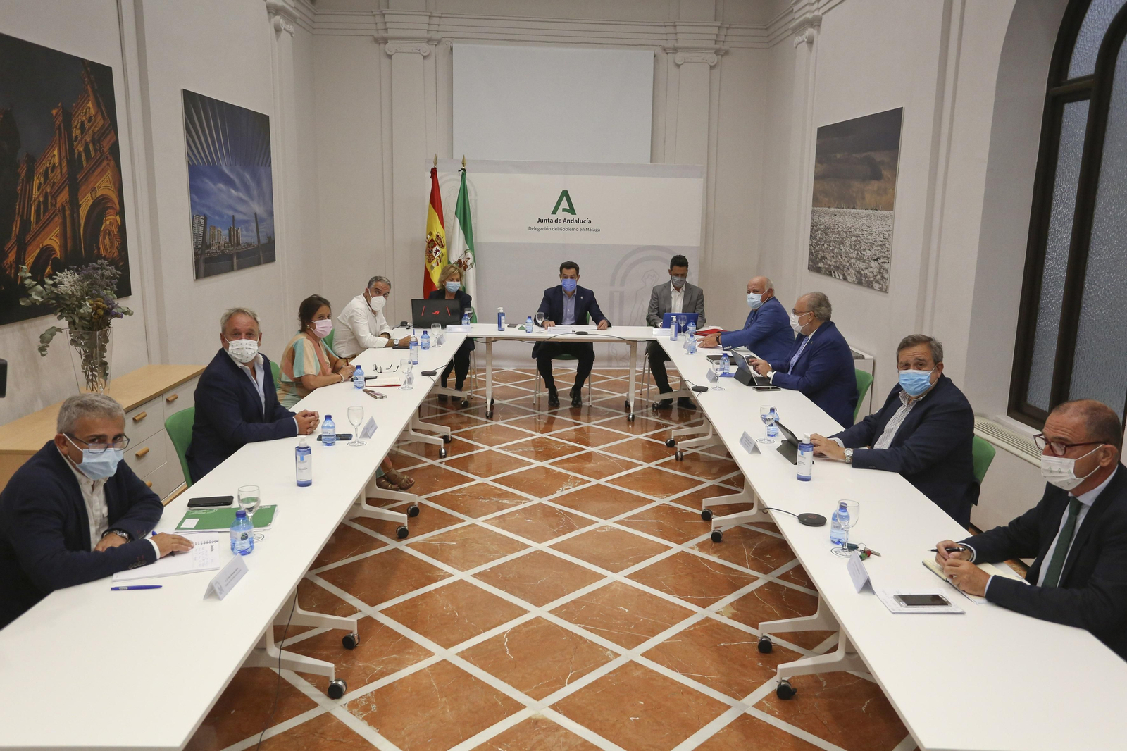 El Comité de Expertos sobre la pandemia, ayer, reunido en Málaga, con la participación del presidente de la Junta y el consejero de Salud. El Comité de Expertos sobre la pandemia, ayer, reunido en Málaga, con la participación del presidente de la Junta y el consejero de Salud.