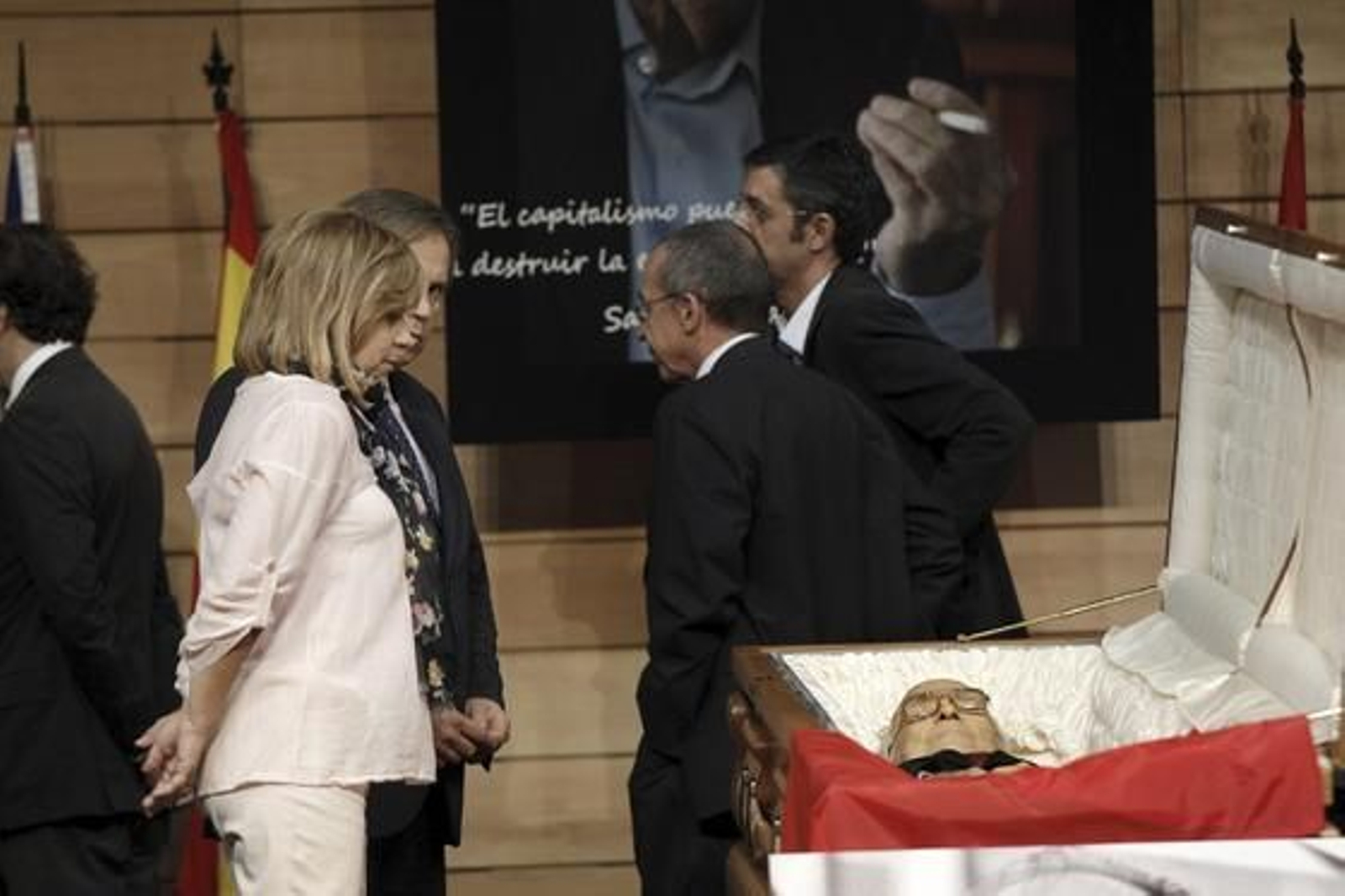 La vicesecretaria general del PSOE, Elena Valenciano y el secretario general del grupo socialista en el Congreso, Eduardo Madina, conversan con uno de los hijos de Santiago Carrillo.

Foto: EFE