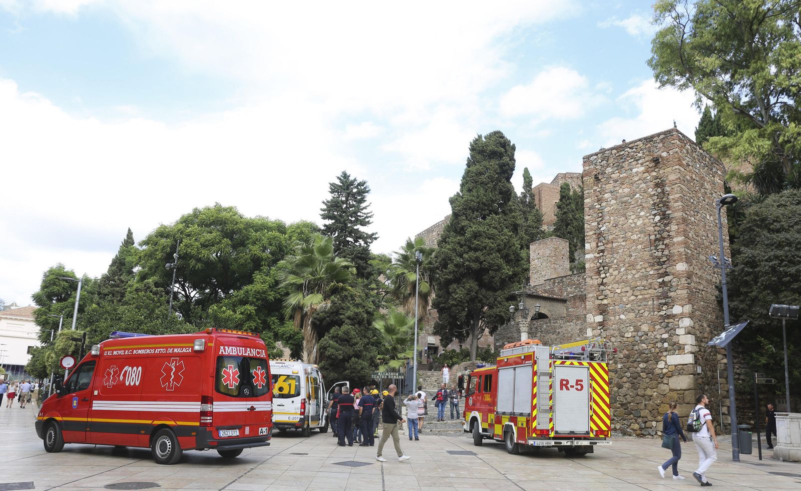 Los servicios de emergencia del 061 y los bomberos junto a la Alcazaba durante la intervención.