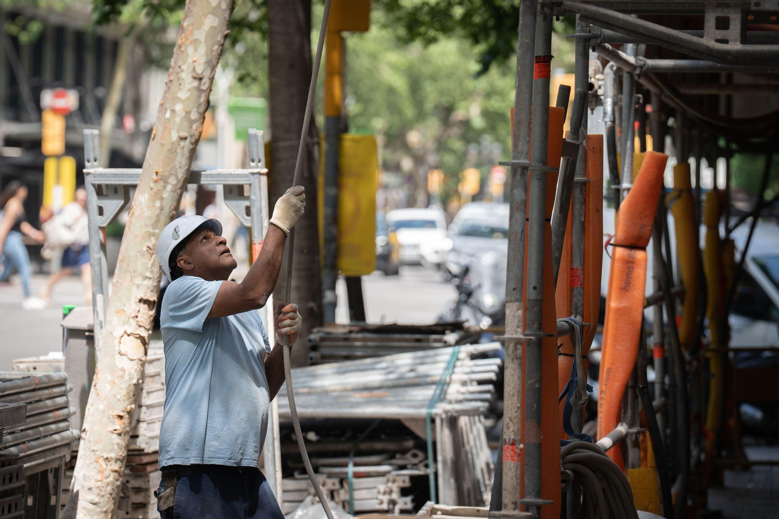Un trabajador en una obra Un trabajador en una obra