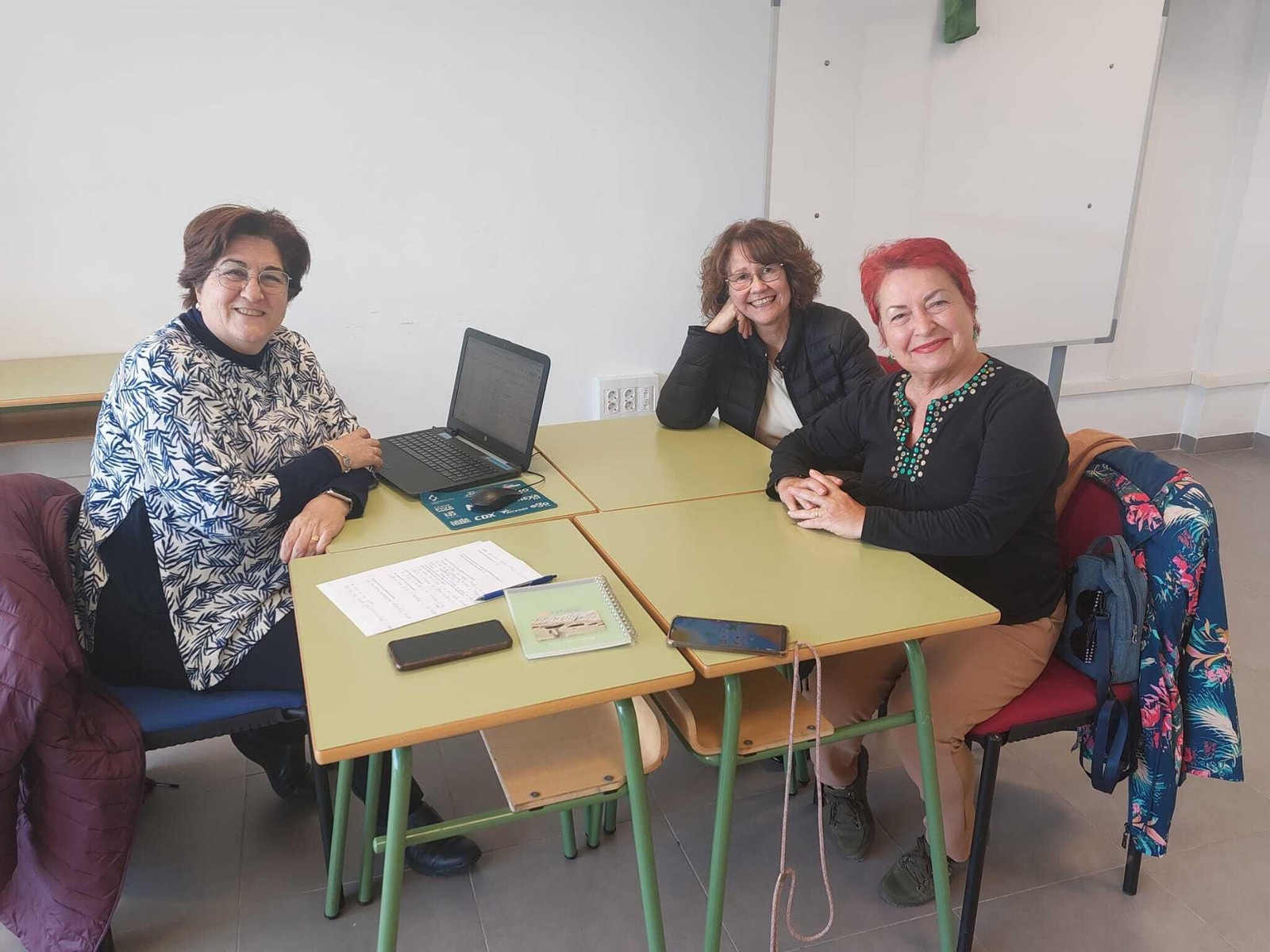 La enfermera Kika García durante una de las reuniones que se están llevando a cabo en las últimas semanas en el Hospital Universitario Torrecárdenas con voluntarios del Banco del Tiempo de Almería que van a prestar su tiempo desinteresadamente para acompañar, ayudar y serle útiles a pacientes y familiares.