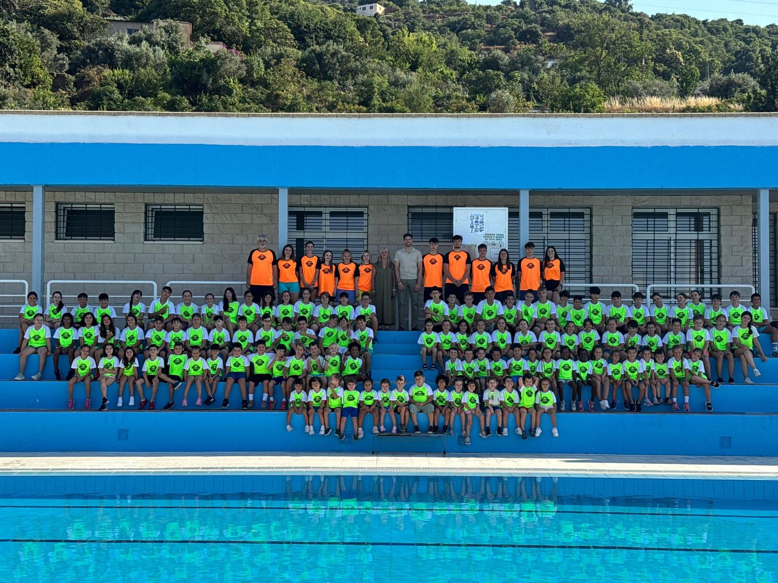 Participantes y autoridades en el Campus Multideporte de Lanjarón.