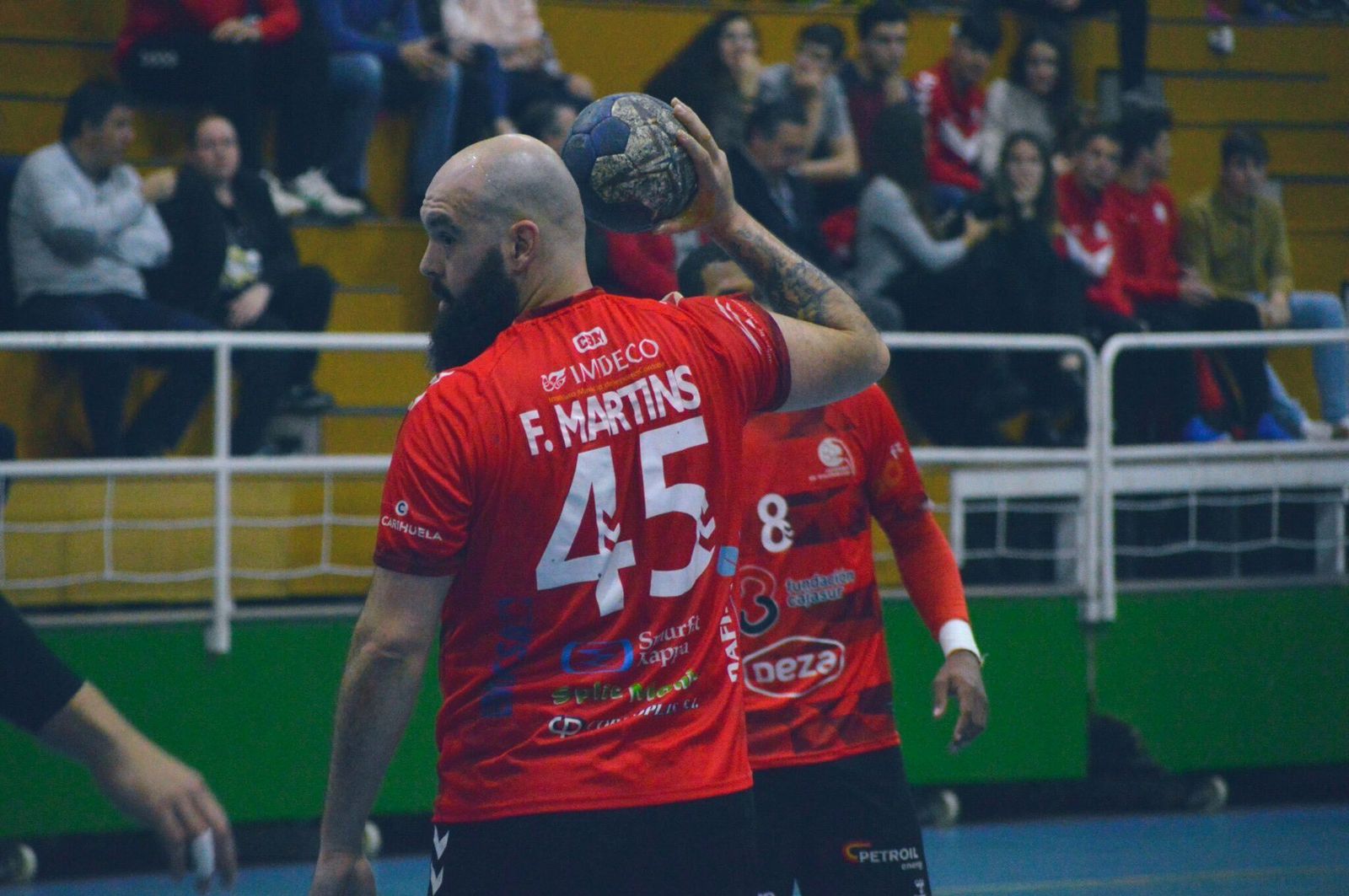 Martins, del Cajasur Córdoba BM, pone en juego la bola.