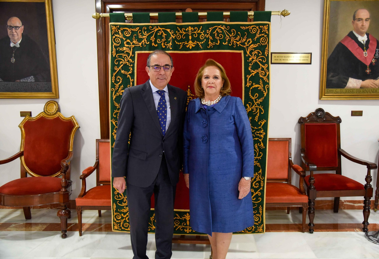 Imposición de la Medalla de la Universidad de Sevilla a Concha Yoldi