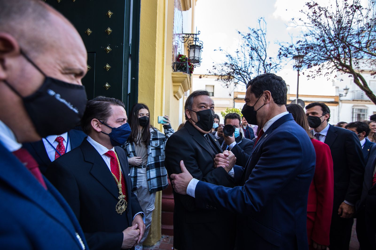 Así ha sido la visita del presidente de la Junta a las hermandades del Lunes Santo de San Fernando
