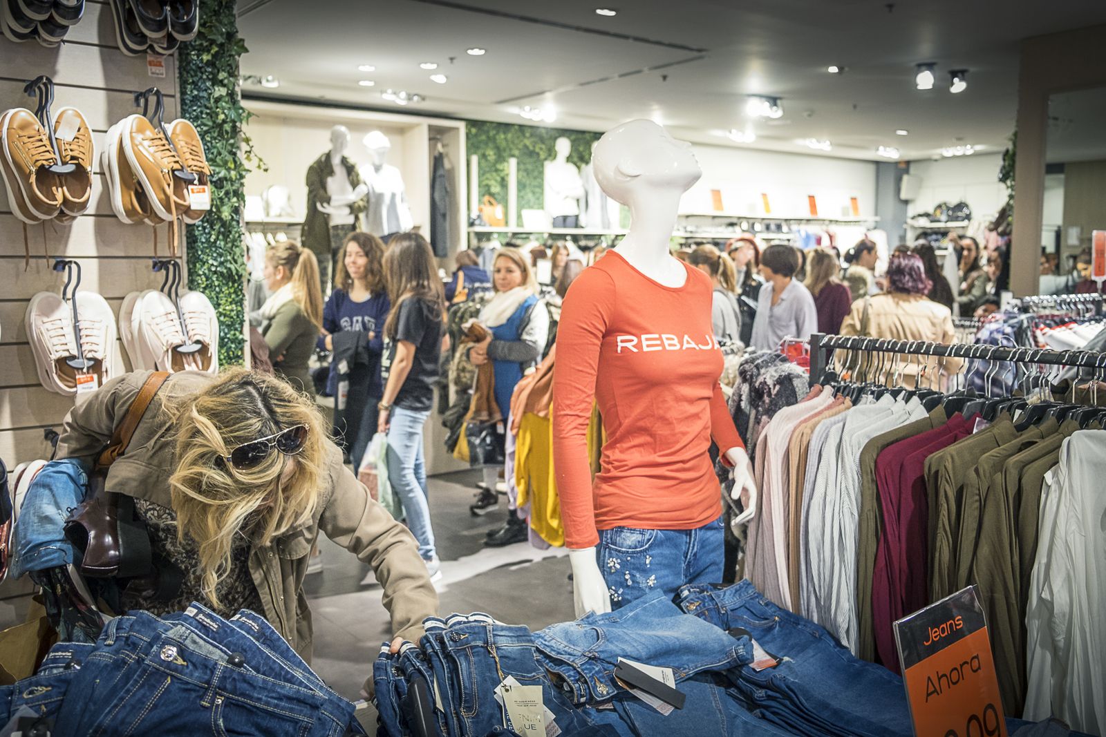 Ambiente de rebajas en el centro comercial Bahía Sur.
