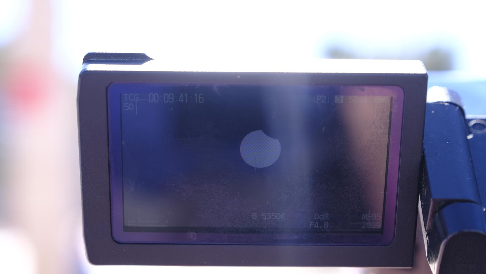 Almería observa el eclipse solar desde el Paseo Marítimo, en imágenes