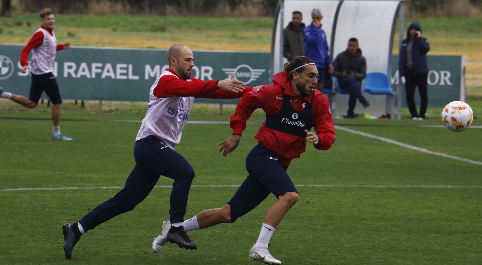 Sergio Benito intenta agarrar a Gudelj durante un entrenamiento.