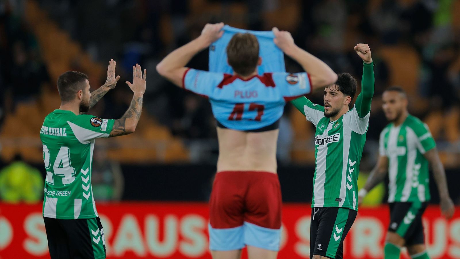 Ruibal y Fornals celebran el triunfo ante un jugador del Feyenoord.
