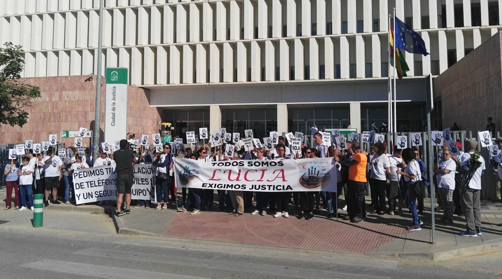 Concentración en la Ciudad de la Justicia para que se siga investigando la muerte de la pequeña Lucía Vivar.