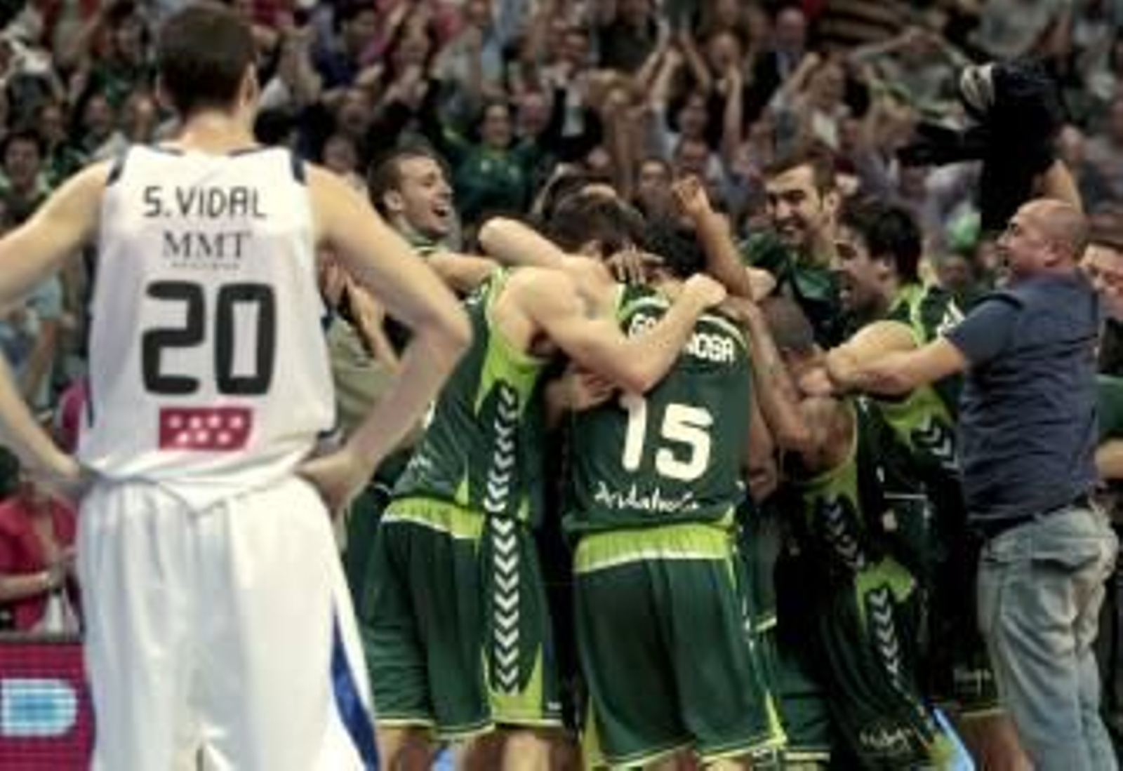 Un triple milagroso de McIntyre alegra la fiesta de Garbajosa (69-68)