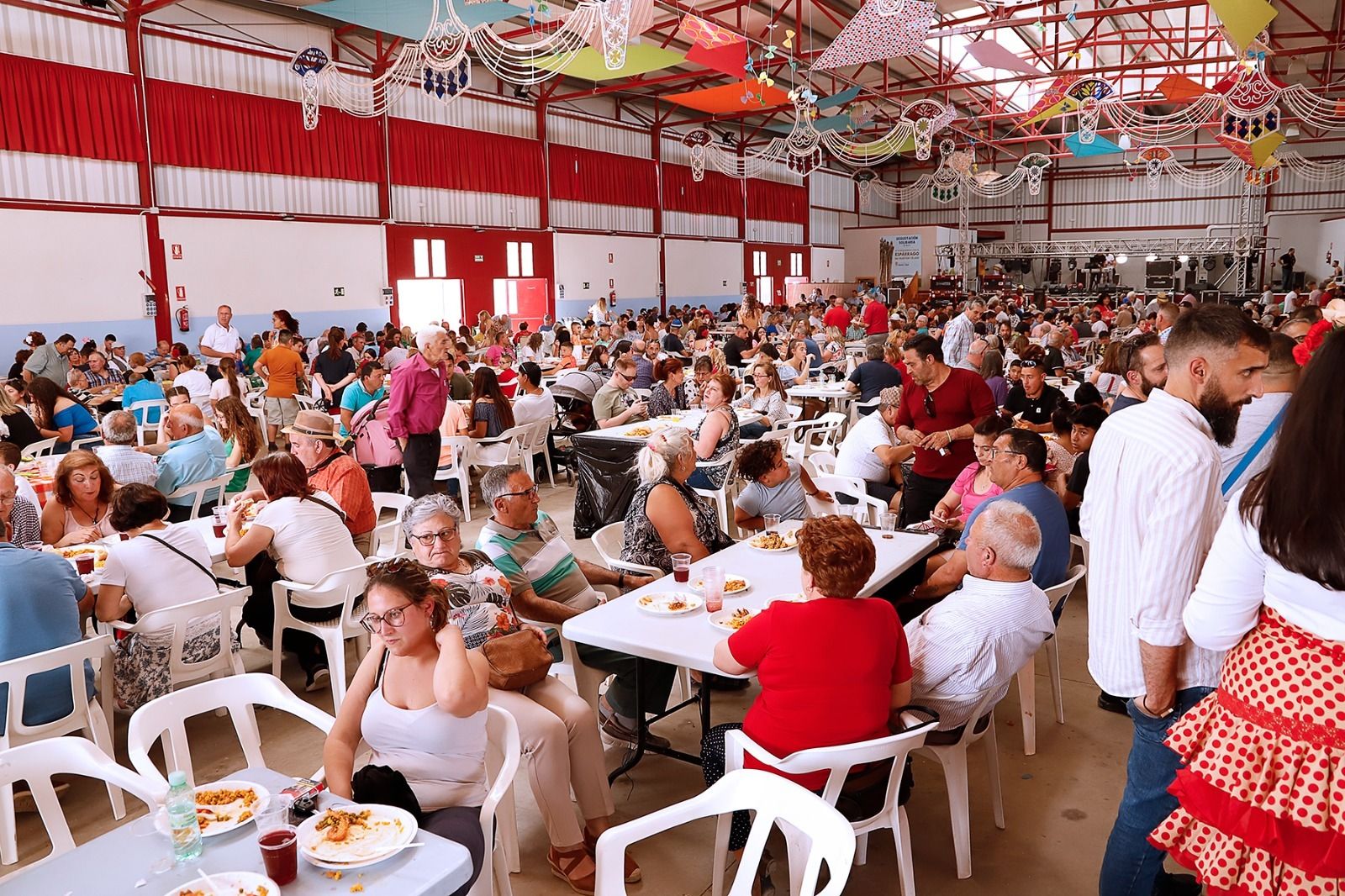 Huétor Tájar recauda casi 4.000 euros para los más necesitados con una paella gigante