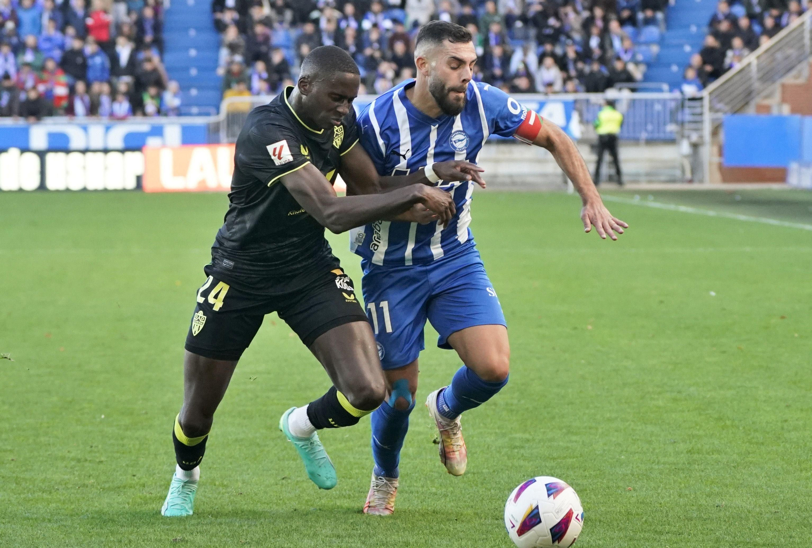 Houboulang Mendes en plena pugna con Rioja, capitán del Alavés, en Mendizorroza