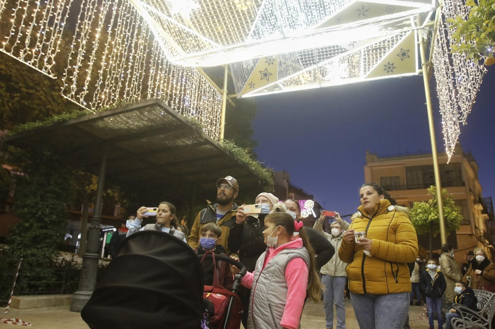El encendido del espectacular alumbrado navideño de Puente Genil, en fotografías