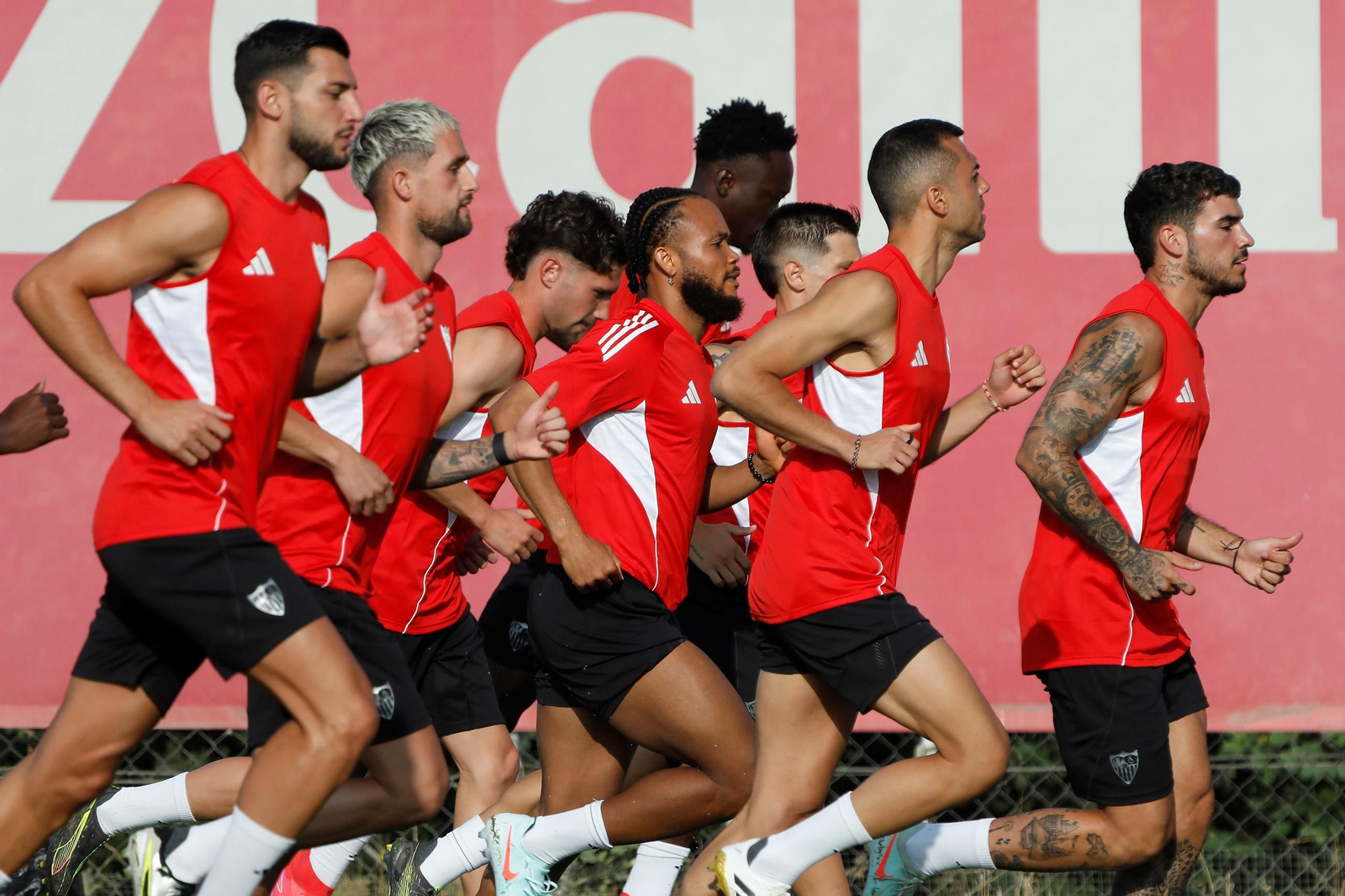 Las fotos del primer entrenamiento del Sevilla FC de la temporada 2025/2026