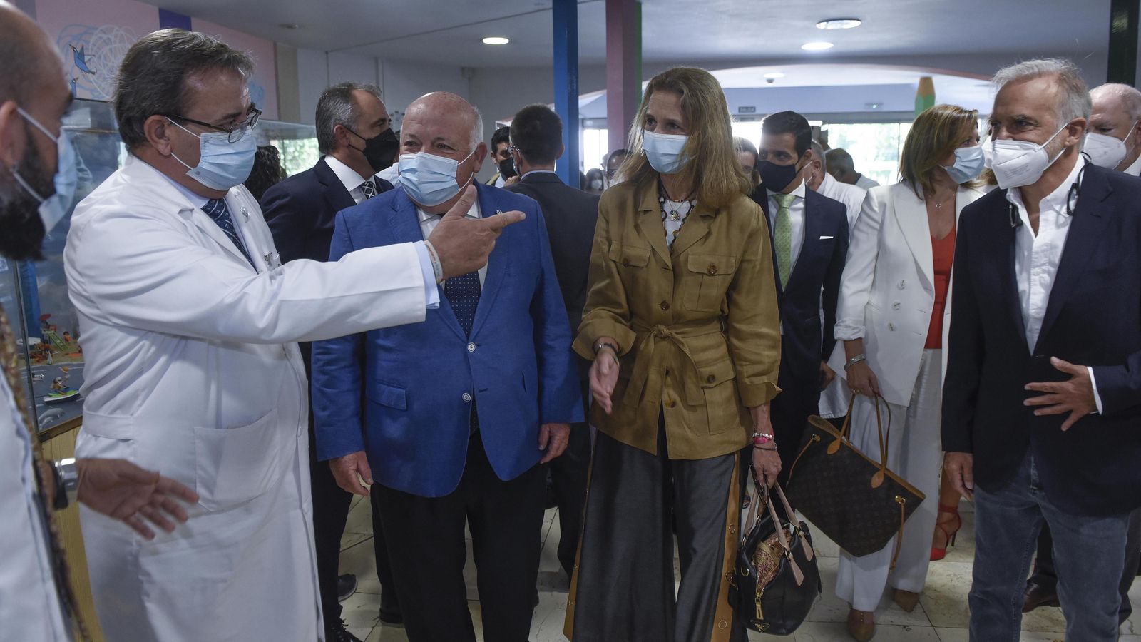 Imágenes de la visita de la Infanta Elena y el consejero Jesús Aguirre a la reforma de la planta de Oncohematología Pediátrica del Virgen del Rocío.
