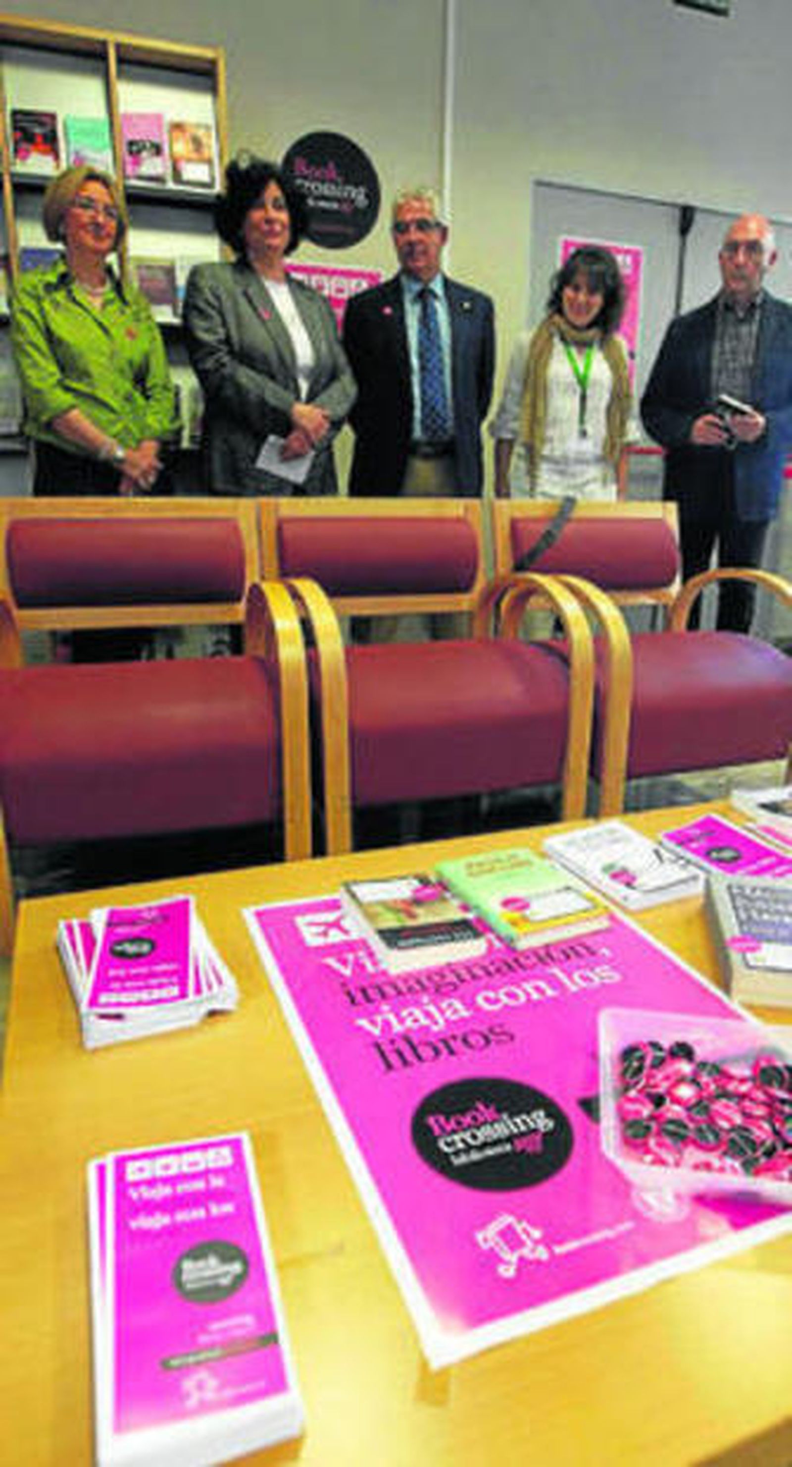 María José Ariza (segunda por la izquierda), en un acto de la Biblioteca.
