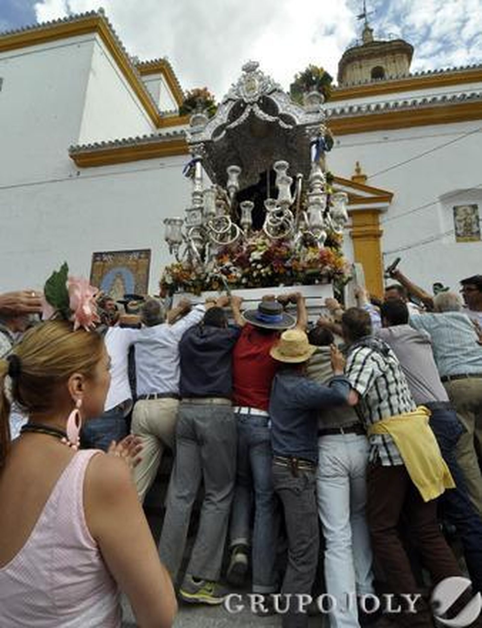 Mairena del Alcor sube la escalinata de la parroquia manriqueña.

Foto: Manuel Gómez