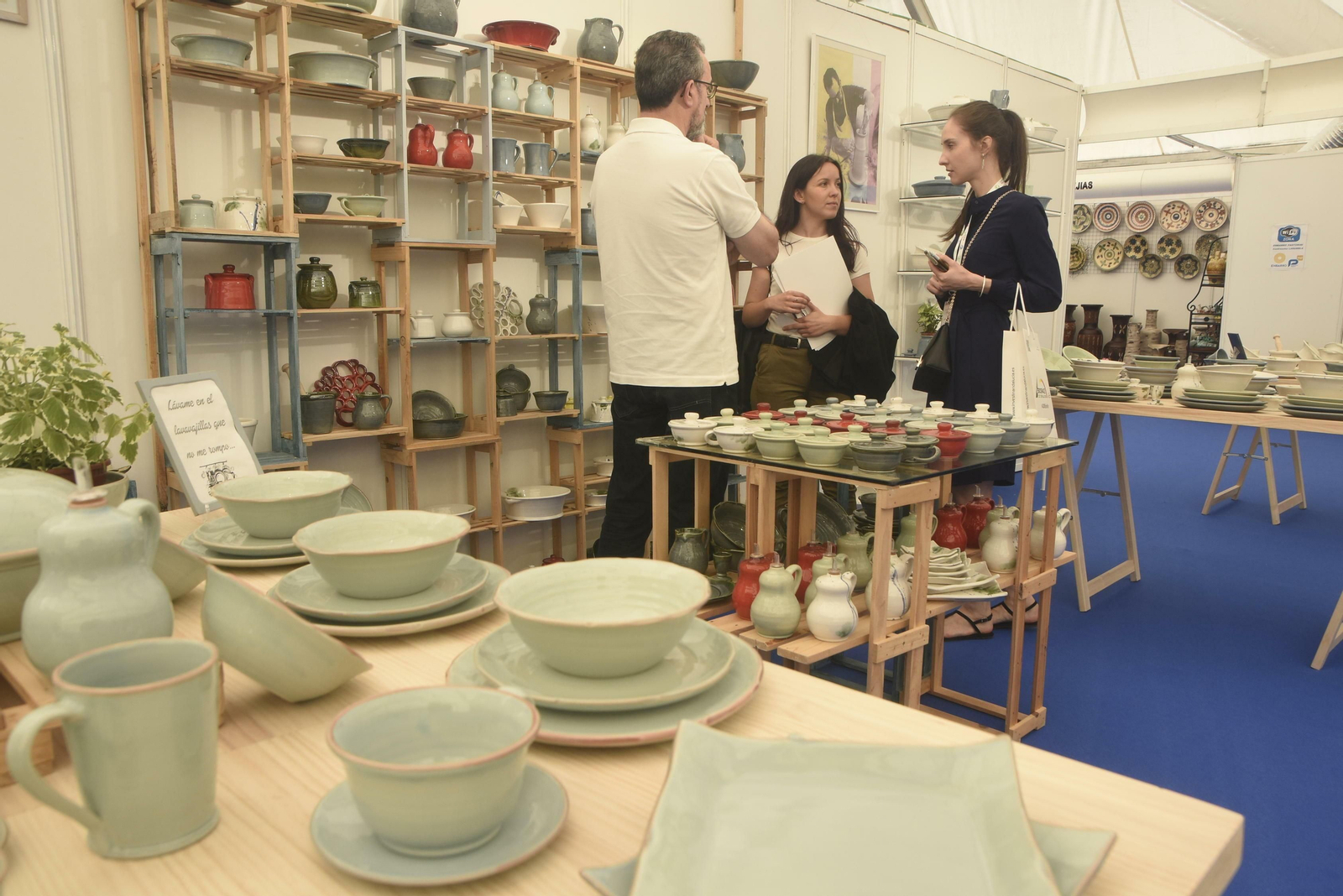 Un expositor de cerámica de un taller artesano de La Rambla, en la pasada feria EnBarro.