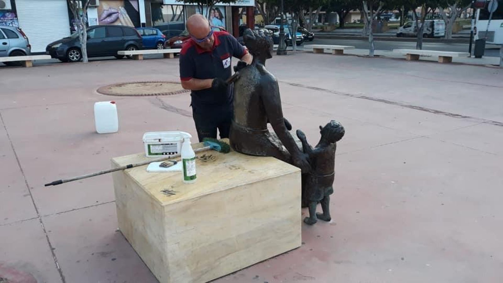 Un operario municipal arregla una de las estatuas.