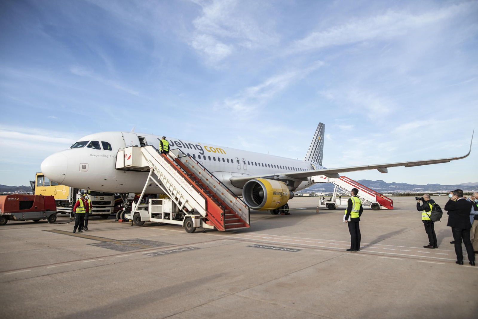 La llegada del primer vuelo de Londres a Granada, en imágenes