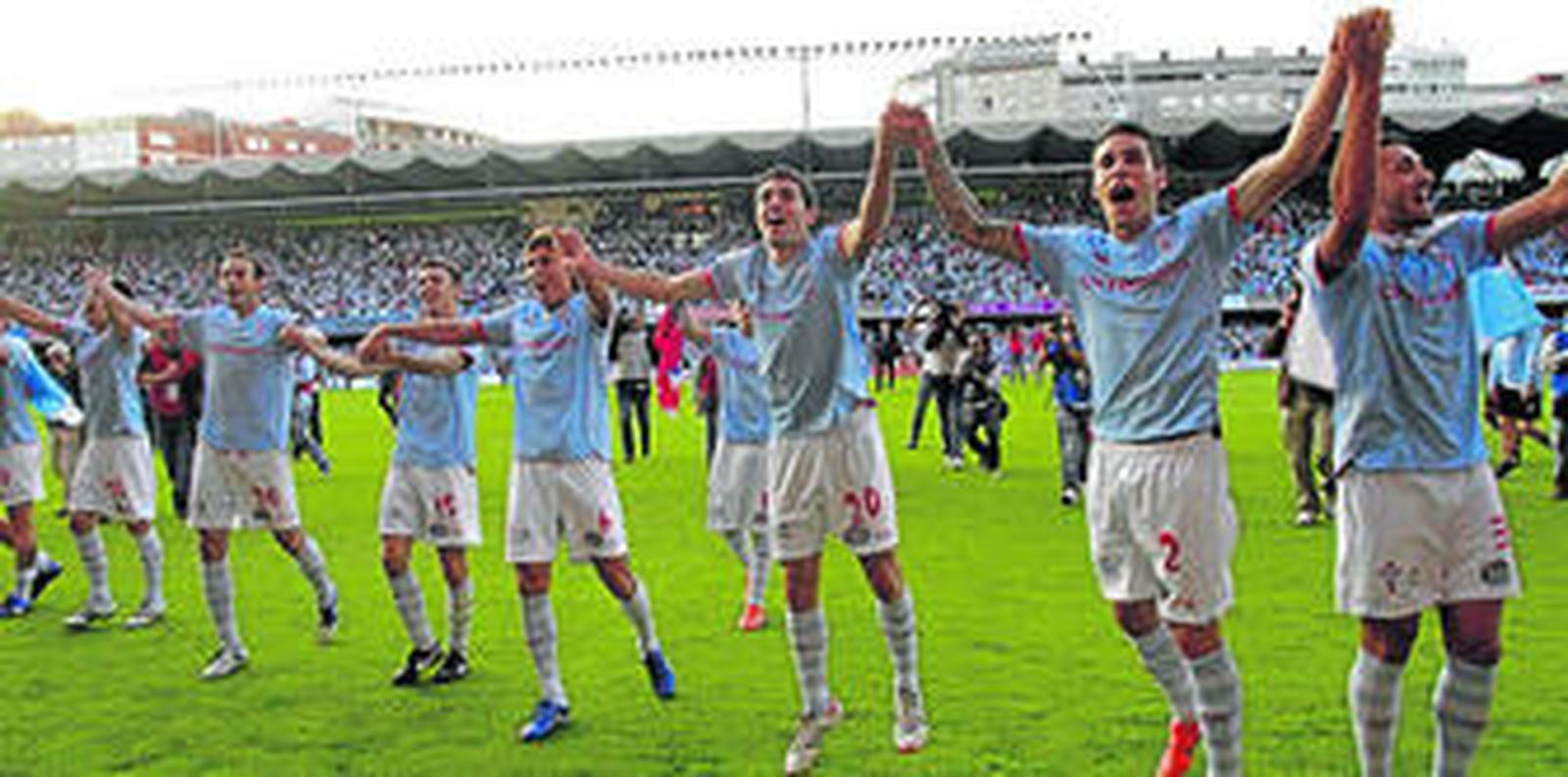 Los jugadores del Celta de Vigo celebran su ascenso a Primera División sobre el césped de Balaídos.