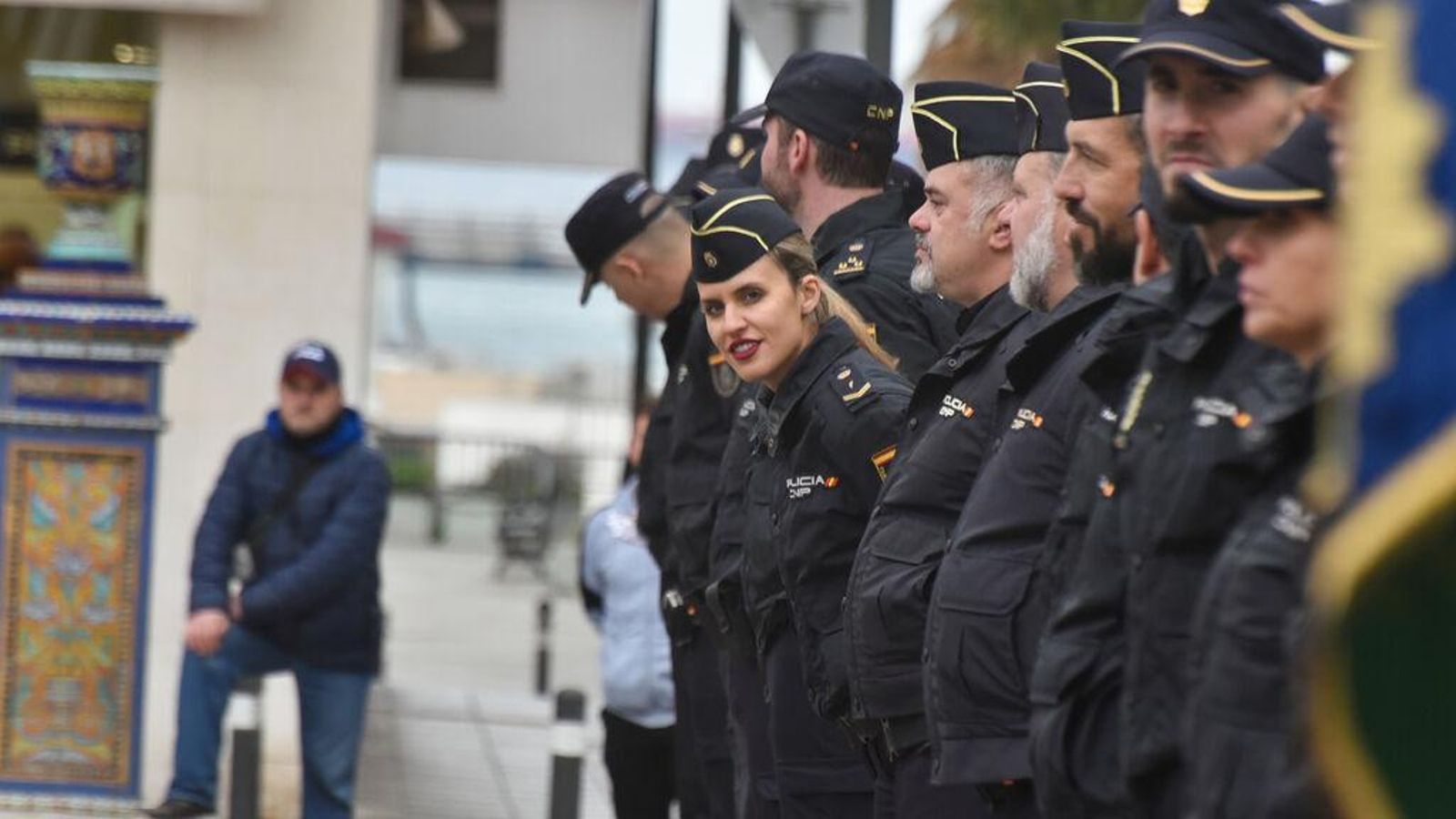 Varios policías nacionales, instantes antes del acto oficial en Algeciras por el 200 aniversario del cuerpo. Varios policías nacionales, instantes antes del acto oficial en Algeciras por el 200 aniversario del cuerpo.