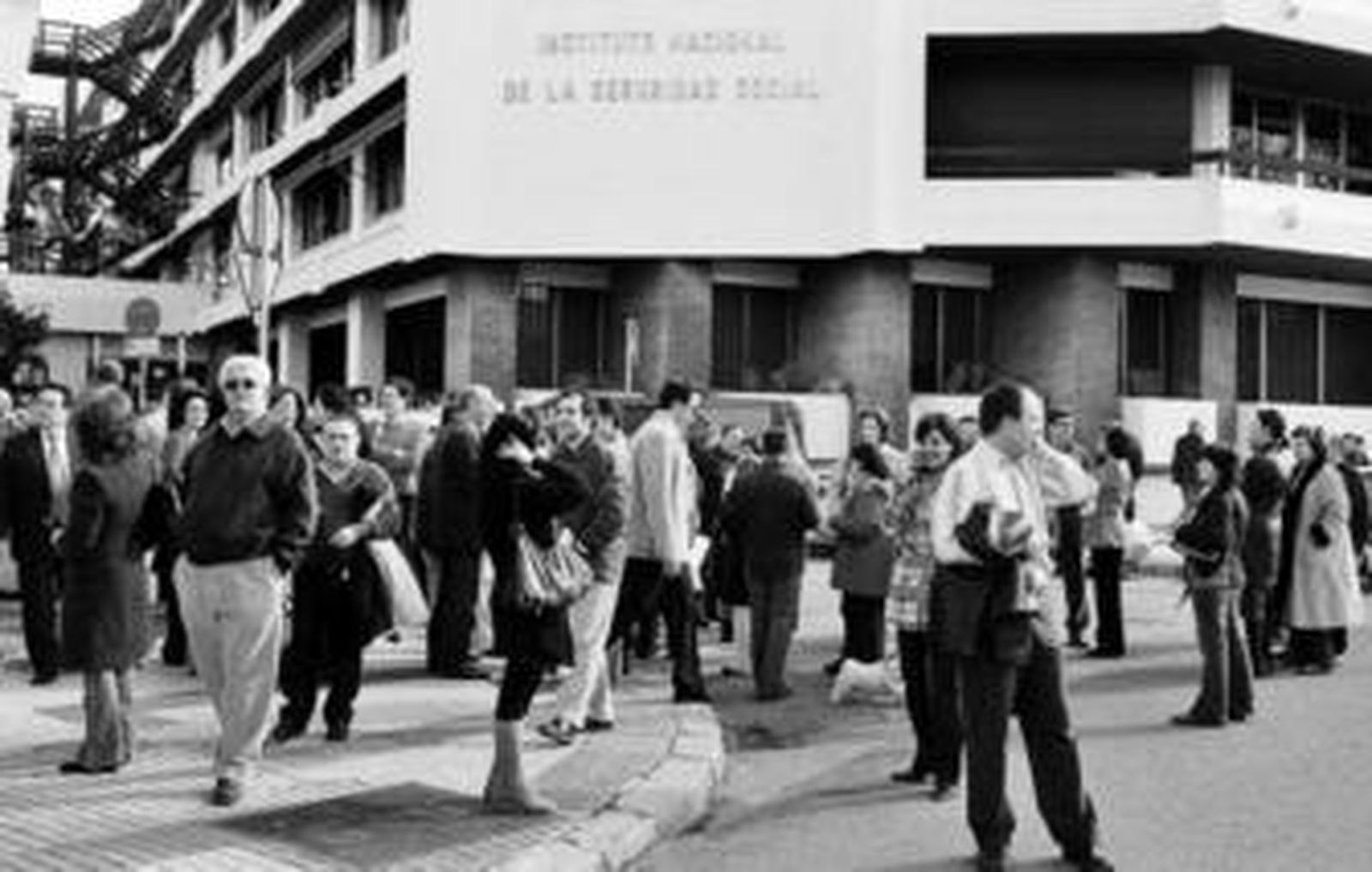 Empleados del edificio de Sánchez Perrier, en un desalojo por un temblor de tierra en 2007.