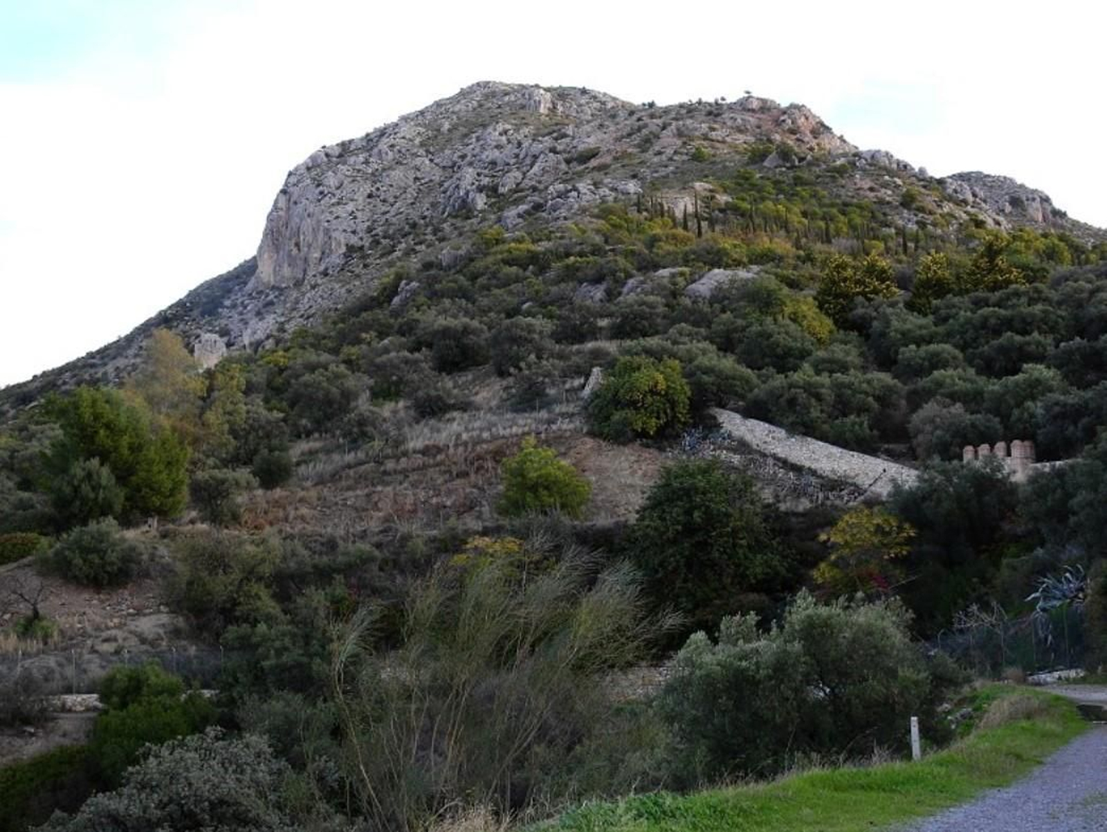 Vista del monte San Antón desde la zona de aparcamientos.