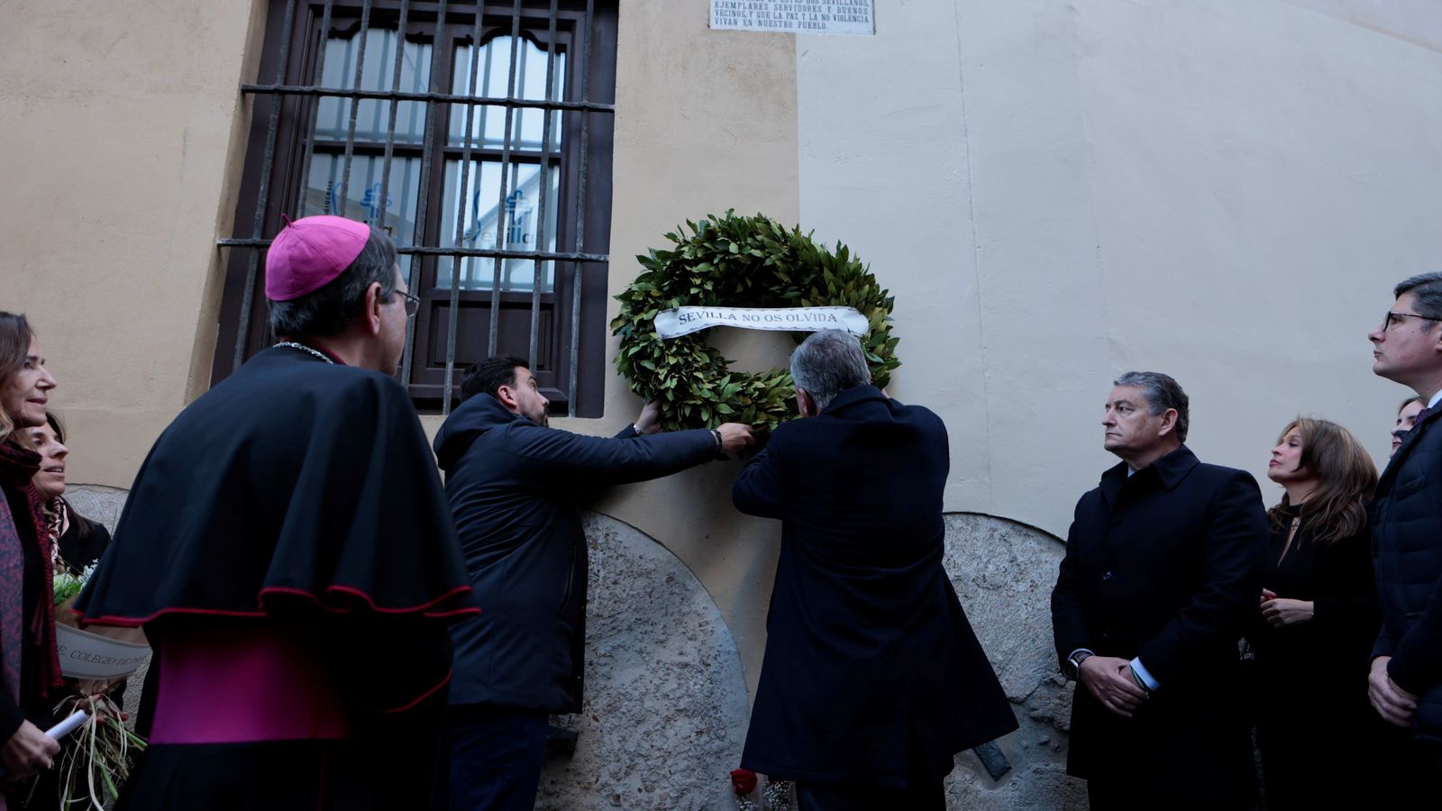 Colocación de la corona de laurel en homenaje a Alberto y Ascen.