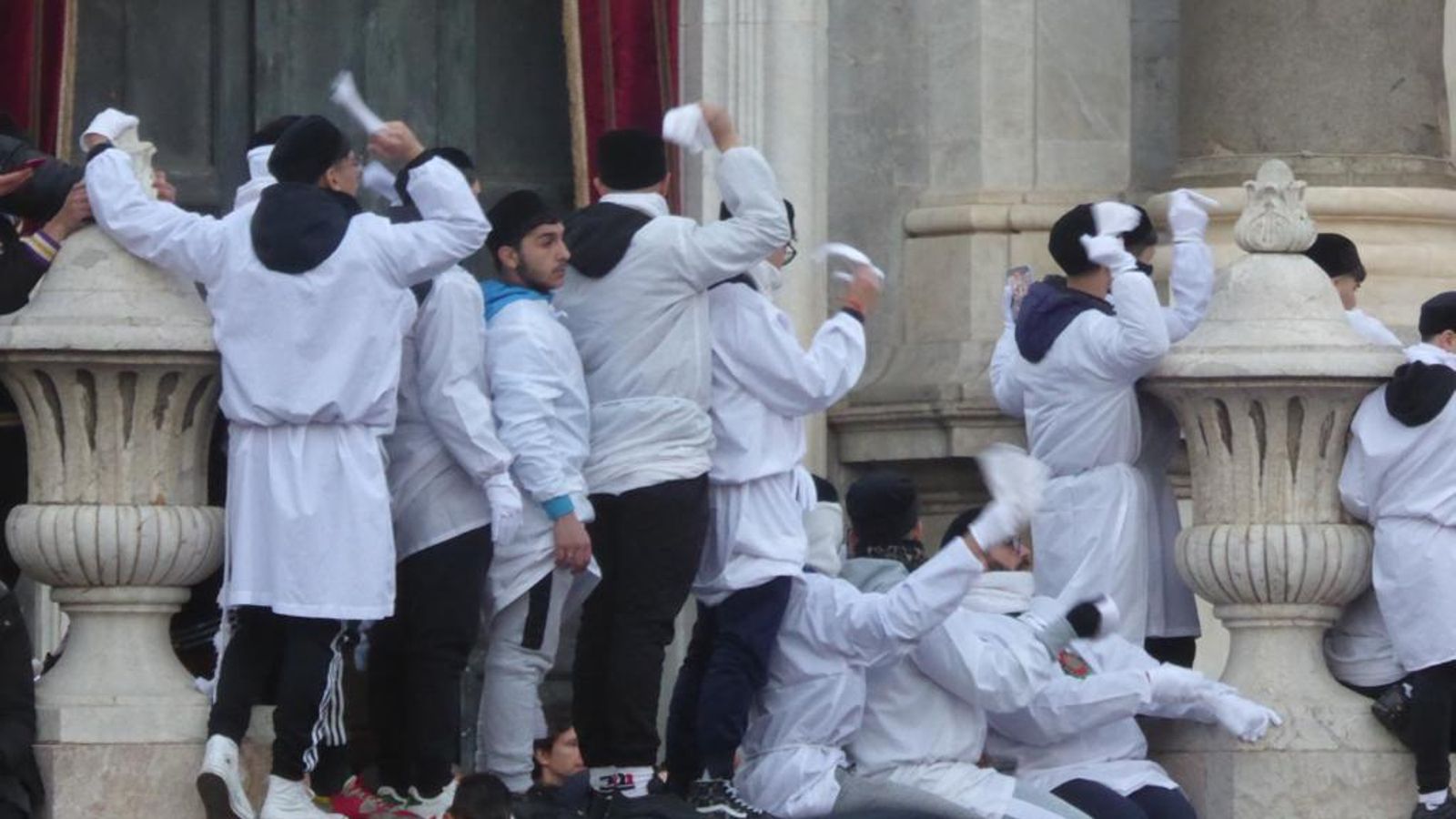 Los cataneses, con el 'abbitino', levantan el pañuelo para saludar a su patrona.