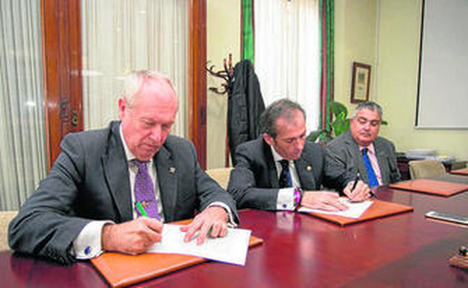 Francisco M. Bernal y Francisco Javier Lara ayer firmando el escrito.