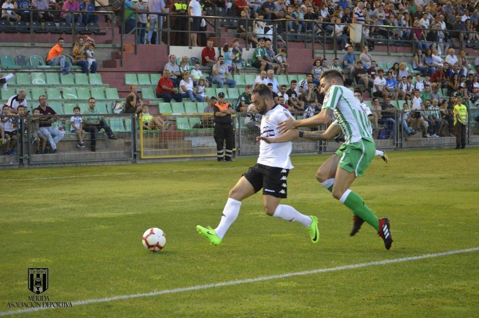 Javi García presiona a Dani Cadena.
