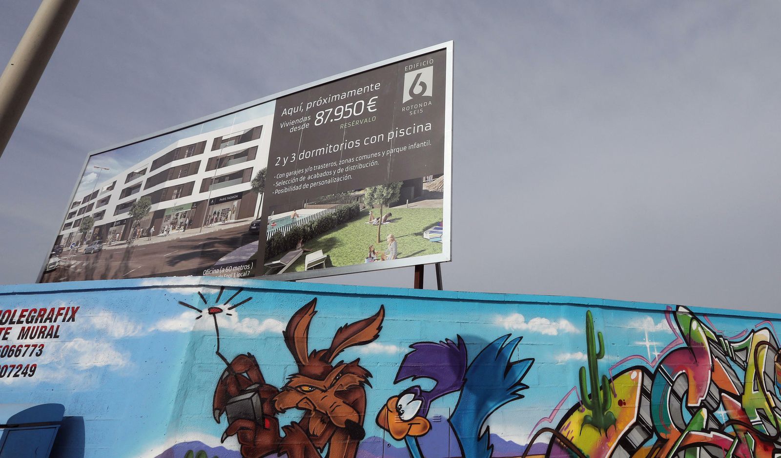 Cartel de una promoción de vivienda nueva en la zona este de la ciudad.