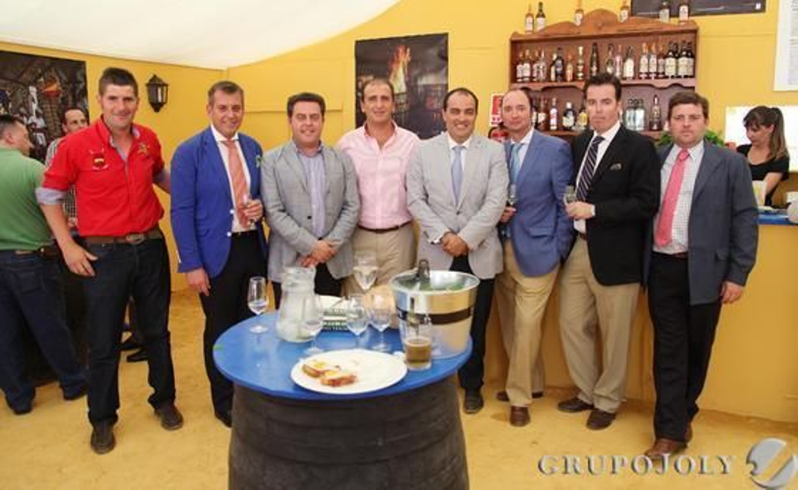 El director de este medio (en el centro) en la caseta del Diario junto al jinete Antonio Rubiales, Antonio Recioy, de Recicab; Juan Alfonso Romero y Pedro Galisteo, de Garse Asesores; el abogado Manuel Arévalo, el magistrado Luis de Diego y el procurador Luis Osborne.

Foto: Vanesa Lobo