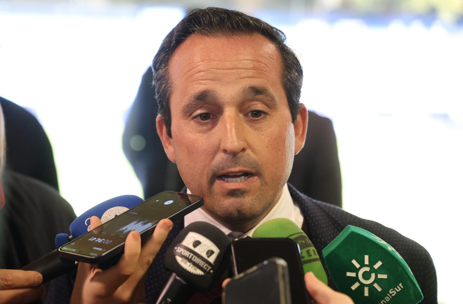 Kike Pérez atiende a los medios.