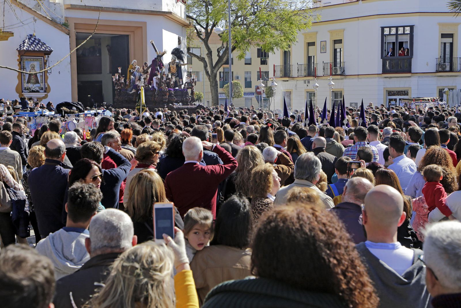 El paso de Jesús de la Misericordia 'navega' entre el gentío que ayer acudió a ver su salida procesional en el barrio de La Plata.