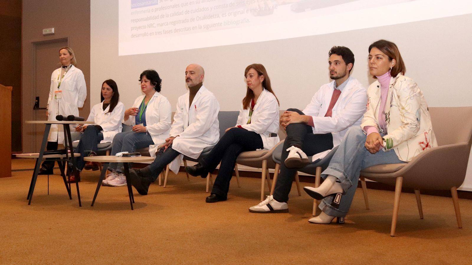 Algunos de los integrantes de la Unidad de InvestigaciónEnfermera, el día de su presentación en el aula magna del hospital.